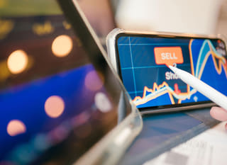 Händler analysiert Bitcoin-, Ethereum- und Forex-Optionen an mehreren Märkten