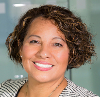 Claire Ashford, Compliance-Leiterin bei einem Finanzunternehmen, Porträt